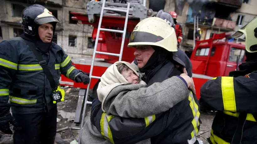 FOTO - VIDEO | Un bloc de locuințe din Kiev ar fi fost bombardat luni dimineață. Doi oameni au murit