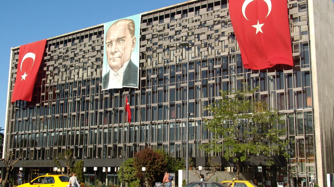 Războiul simbolurilor. Erdogan dărâmă un monument al statului laic și ridică o moschee