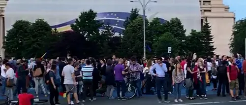 Sute de manifestanți s-au strâns în Piața Victoriei după condamnarea lui Dragnea: Am venit să sărbătorim că a fost încătușat cancerul politic / Alte sute de persoane cer demisia lui Meleșcanu - VIDEO