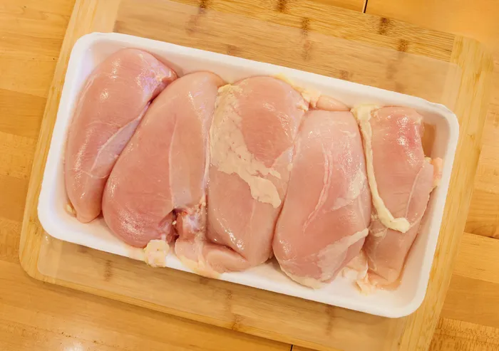 Alertă sanitară în UE, în urma tratatului comercial cu Mercosur. Circa 80% din primul lot de pui brazilian este contaminat cu Salmonella