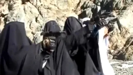 Extremiștii din Cecenia antrenează femei acoperite cu burkha, pentru atentate. VIDEO