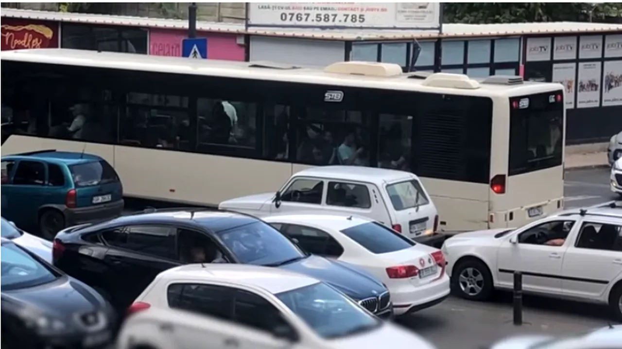 Haos într-o parcare bucureșteană. Un șofer a împins autoturismul care îl bloca: „Nici în India nu vezi așa