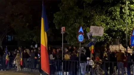 A 26-a noapte de proteste la Arestul Central, unde este închis Călin Georgescu. Sute de persoane cer, în continuare, eliberarea fostului candidat la prezidențiale