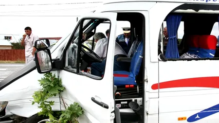 TRAGEDIE. Accident cu un microbuz școlar la Iași. O persoană a murit, alte șapte au fost rănite