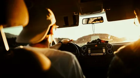 Un șofer a primit o amendă după ce a fost filmat de camere cu inteligență artificală. Ce gest făcuse, de fapt, bărbatul