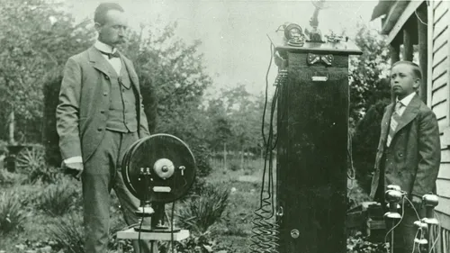 Povestea fascinantă a fermierului care a inventat telefonul mobil în 1902. A murit singur și falit