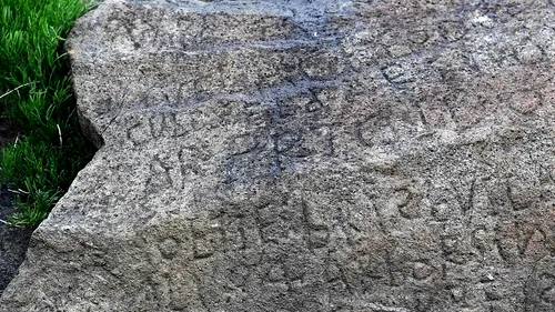 Recompensă de 2.000 de euro pentru cel care va reuși să descifreze un mesaj vechi de 230 de ani, sculptat într-o piatră