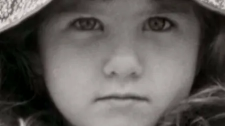 O recunoști? Fetița de o frumusețe TULBURĂTOARE e acum una dintre cele mai îndrăgite actrițe din lume