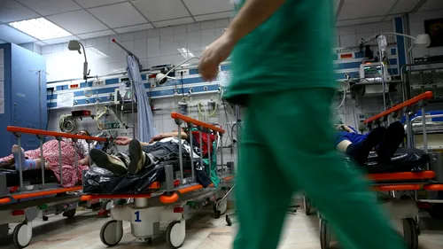 ANCHETĂ. Încă un spital din România, la un pas de colaps! Un medic a operat echipat cu „saci de nailon” un pacient suspect de coronavirus