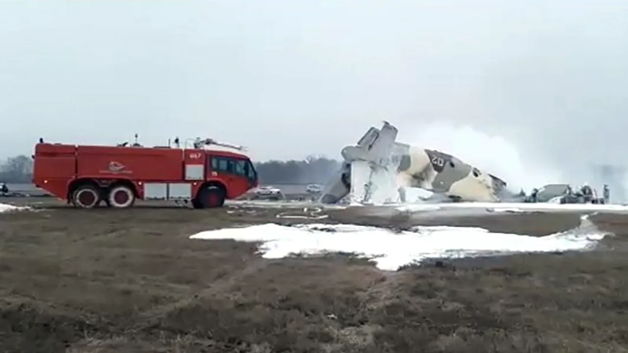 Un avion militar de transport Antonov AN-26 s-a prăbușit în Kazahstan. Există și supraviețuitori, printre cele șase persoane aflate la bord (VIDEO)