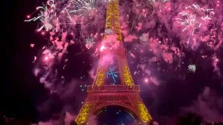 Turnul Eiffel, luminat de 1.600 de drone și artificii într-un spectacol impresionant la Paris organizat de Ziua Bastiliei