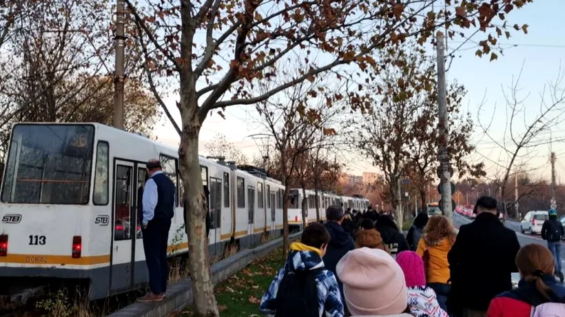 Ambuteiaj de tramvaie pe linia spre Pipera. Zeci de pasageri au fost evacuați în frig