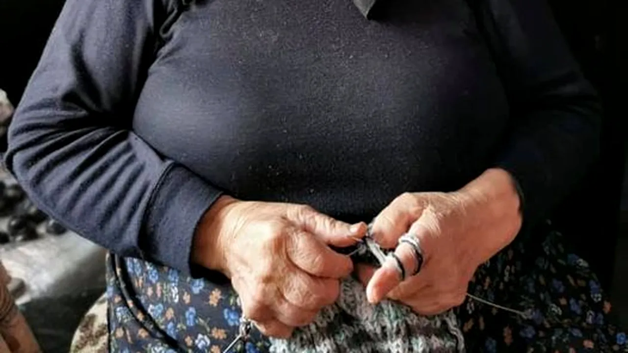 Gestul unei bătrâne a produs emoție. A tricotat 40 de perechi de ciorapi pentru pompieri: ”Prin ploaie, prin vânt, prin foc se duc mereu. Să le apăr picioarele de frig”