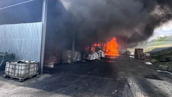 Un incendiu a mistuit o hală de producție din Sălaj. A fost emis mesaj Ro-Alert