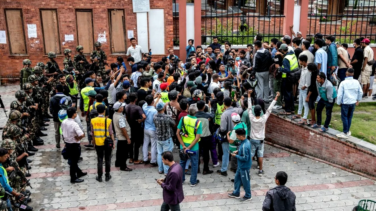 Armata nepaleză discută cu PROTESTATARII pentru a desemna un lider interimar/ Sushila Karki este o potențială candidată la această funcție