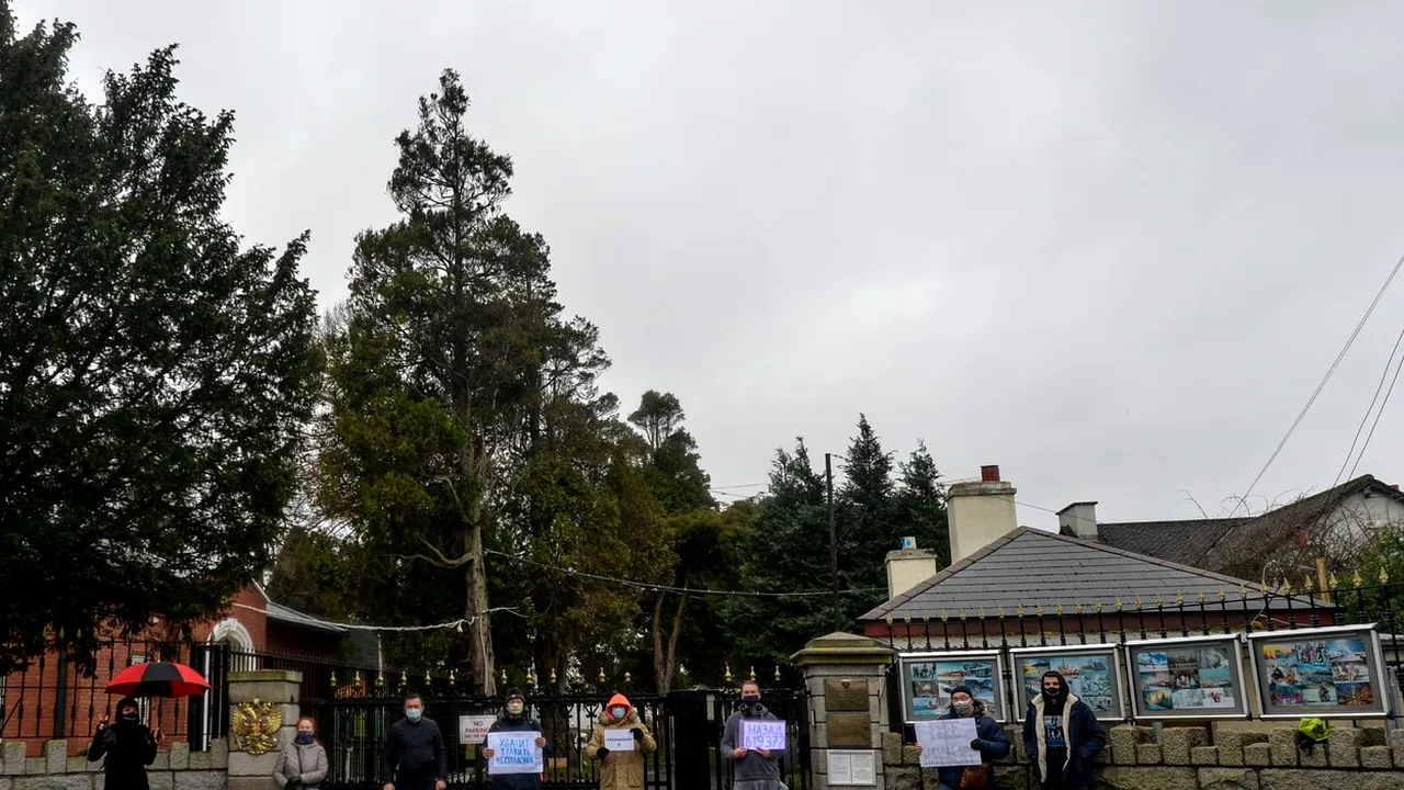 Ambasada Rusiei în Irlanda caută cu disperare combustibil, după ce niciun distribuitor nu e de acord să le livreze. Diplomații au rămas fără apă caldă și căldură