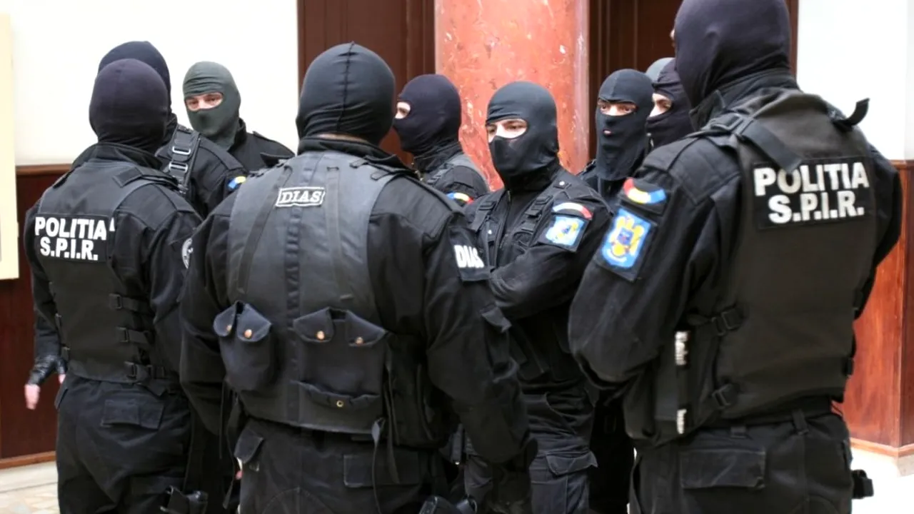 Polițiștii au reținut șase bărbați implicați în ultimul SCANDAL de la Craiova / Luptător din trupele speciale, rupt pe genunchi într-un club de noapte