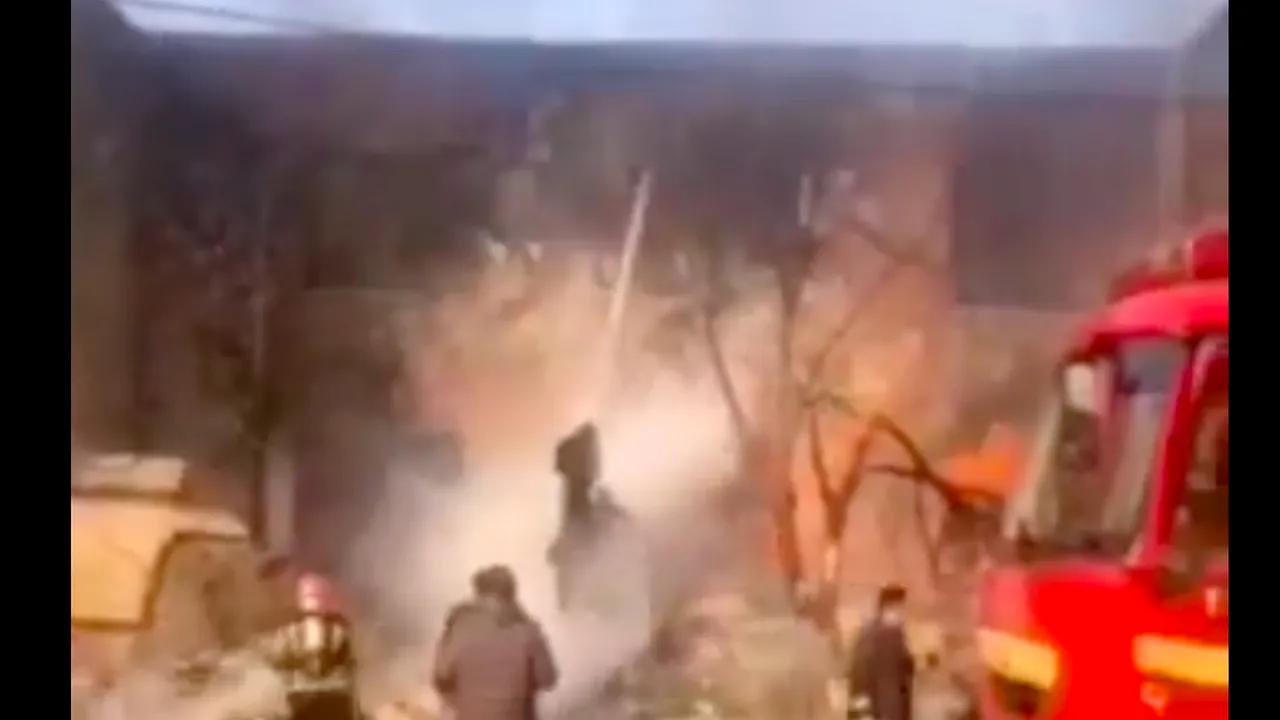 VIDEO | Trei morți în urma prăbușirii unui avion de luptă peste o școală dintr-un cartier rezidențial din Iran