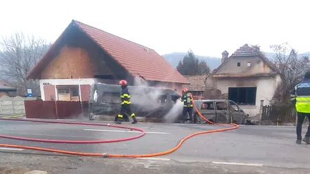 Accident ÎNGROZITOR în Sibiu. O femeie a murit carbonizată, fiind prinsă între două microbuze care s-au lovit între ele