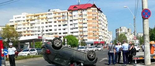 Accident spectaculos în Galați. Așa și-a parcat mașina soția unui polițist. Ce alcoolemie avea femeia de 40 de ani