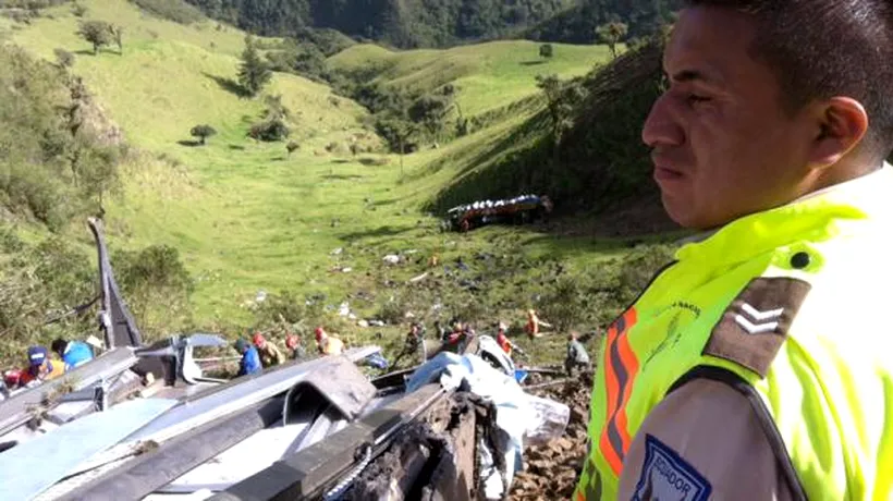 Cincisprezece morți în urma prăbușirii unui autocar într-o prăpastie, în Ecuador