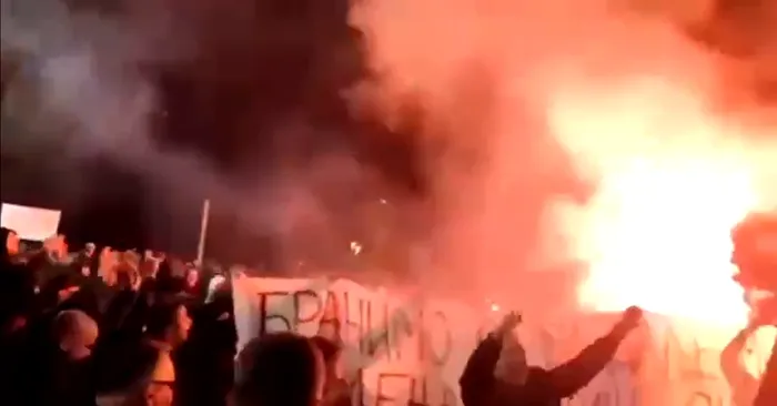 Protestatarii mărșăluiesc cu torțe și pancarte pe străzile din Podgorica (captură video TikTok)