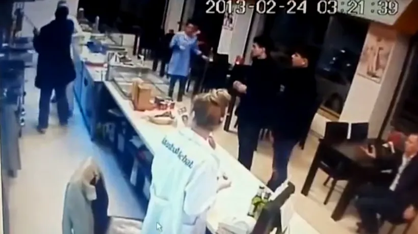 VIDEO - Un bărbat i-a atacat cu un cuțit pe angajații unui fast-food din Constanța