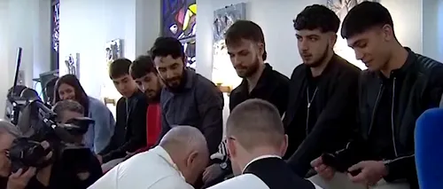 VIDEO. Papa Francisc a spălat picioarele a 12 tineri DEȚINUȚI, între care un român, în Joia Mare
