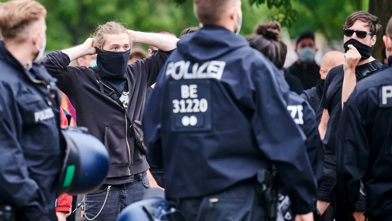 Guvernul Germaniei critică protestele anticoronavirus, soldate cu rănirea a zeci de poliţişti