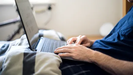 SONDAJ. Românii care au copii vor să muncească în continuare de acasă