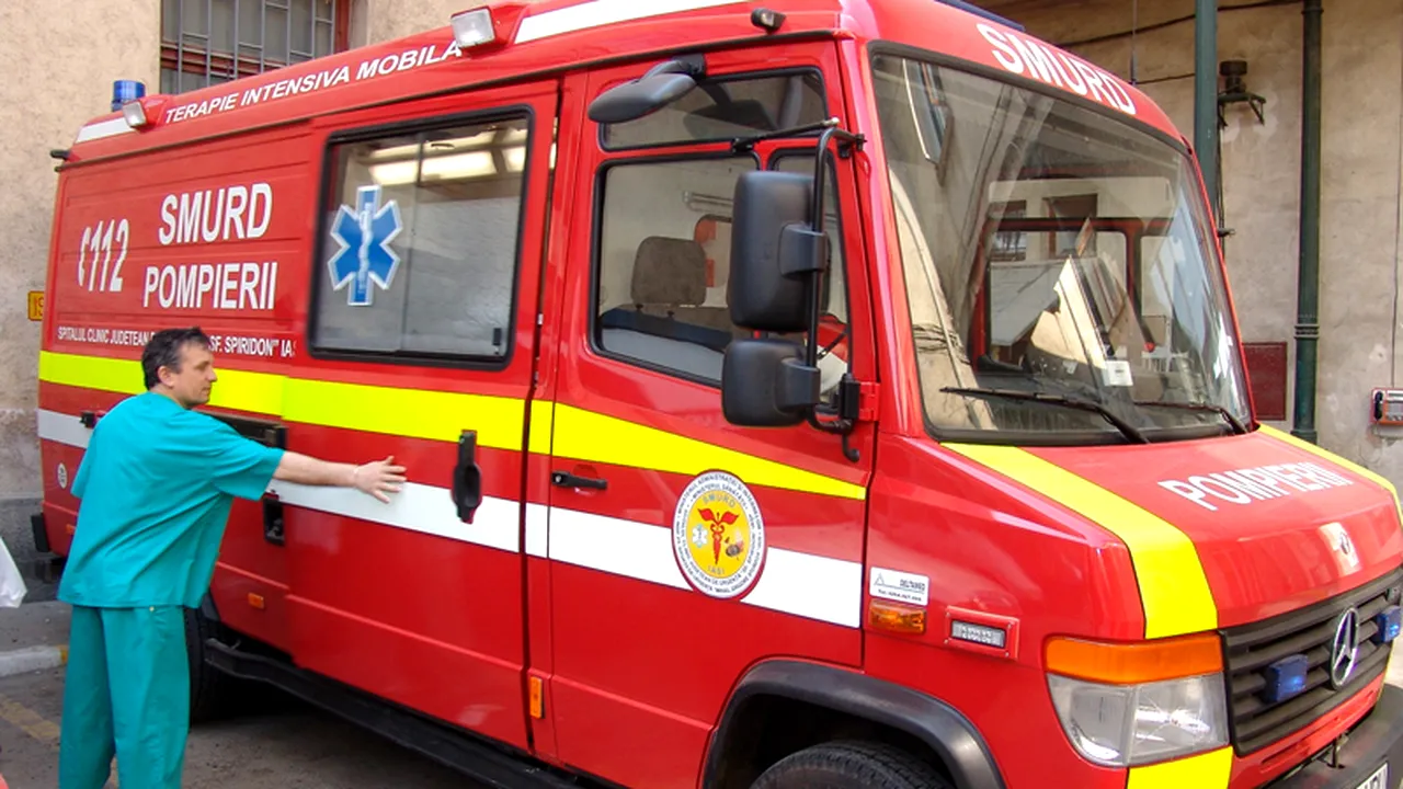 O schelă pe care se afla un muncitor s-a prăbușit peste o femeie și un copil