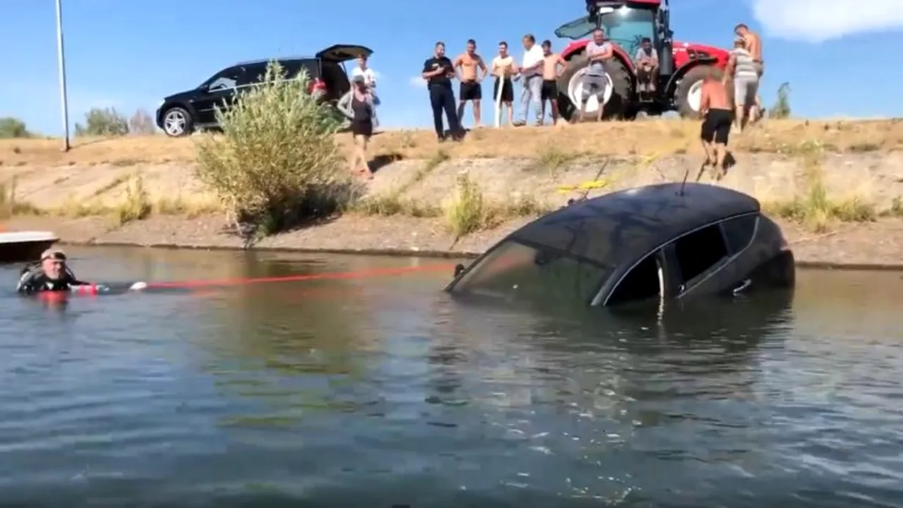 O femeie din Maramureș a rămas fără mașină. Fostul soț i-a „aruncat” autoturismul în lacul Mujdeni