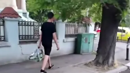 Tânăr luat la rost pentru câteva PET-uri. „E teritoriul nostru, nu te bagi pe reciclat aici”