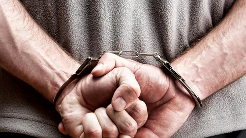 Un cămătar a fost reținut de poliție, după ce a bătut un tânăr care îi datora 10.000 de euro