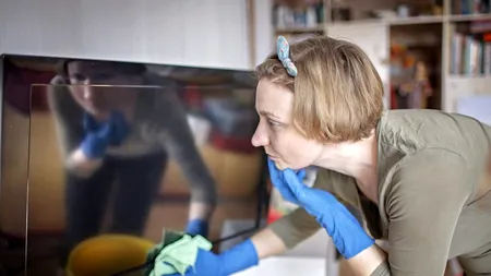 TRUCUL prin care să cureți ecranul televizorului, fără zgârieturi. Cele trei lucruri care trebuie evitate