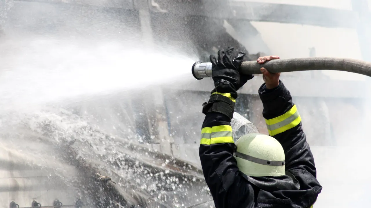 Explozie într-un apartament de bloc din municipiul Huși, o femeie fiind gravă rănită