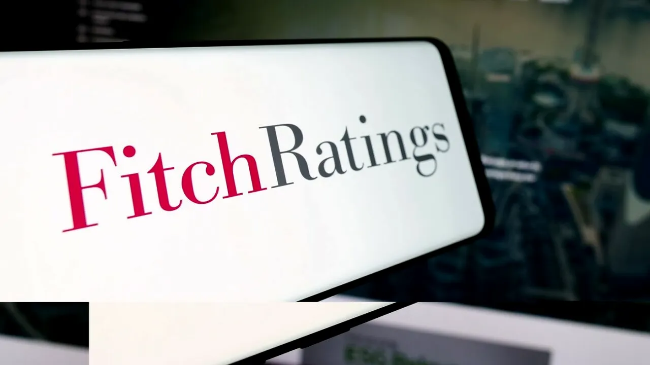 Instabilitatea politică lovește dur în economie. Agenția de rating Fitch schimbă perspectiva României de la 