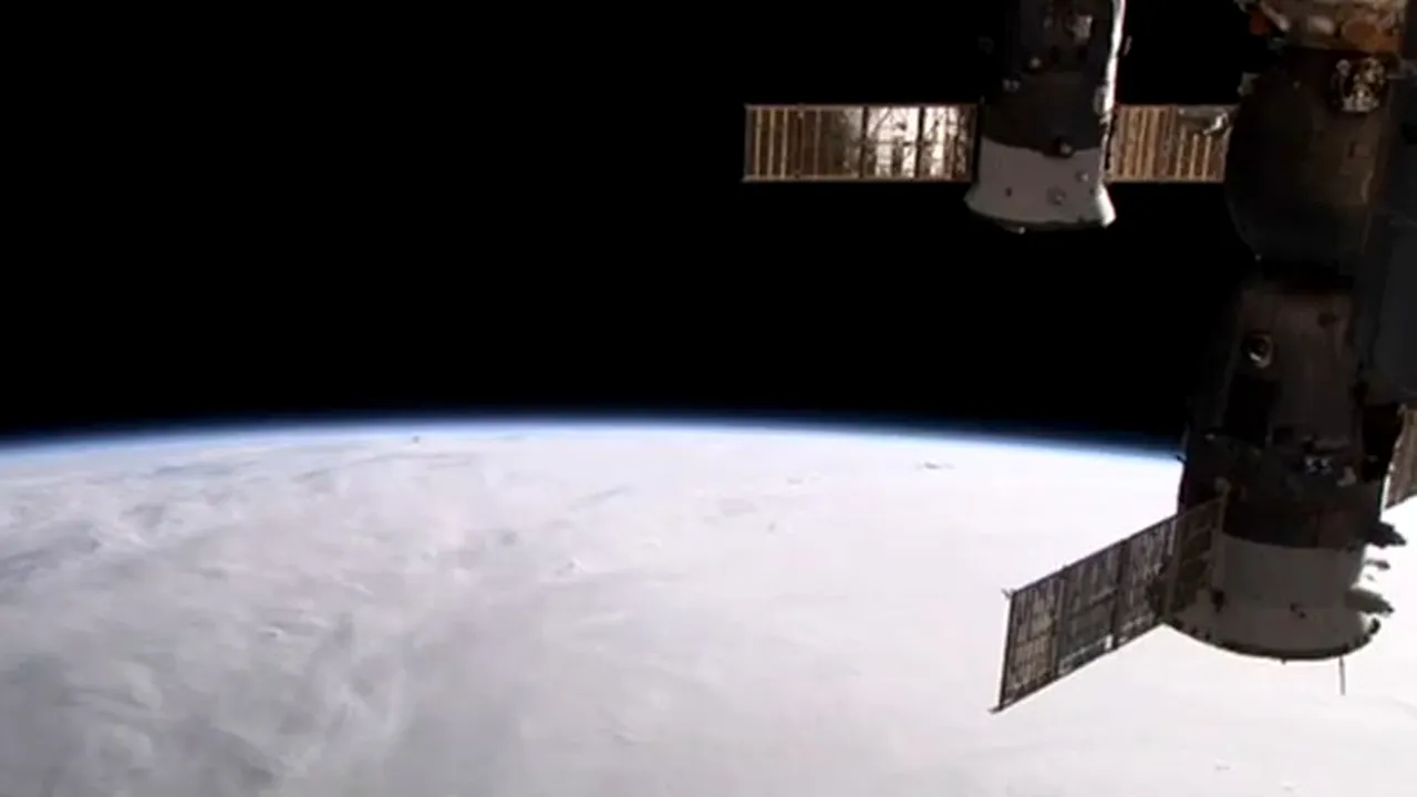 O imagine uimitoare, dar terifiantă: cum se apropie un SUPER-TAIFUN de Japonia