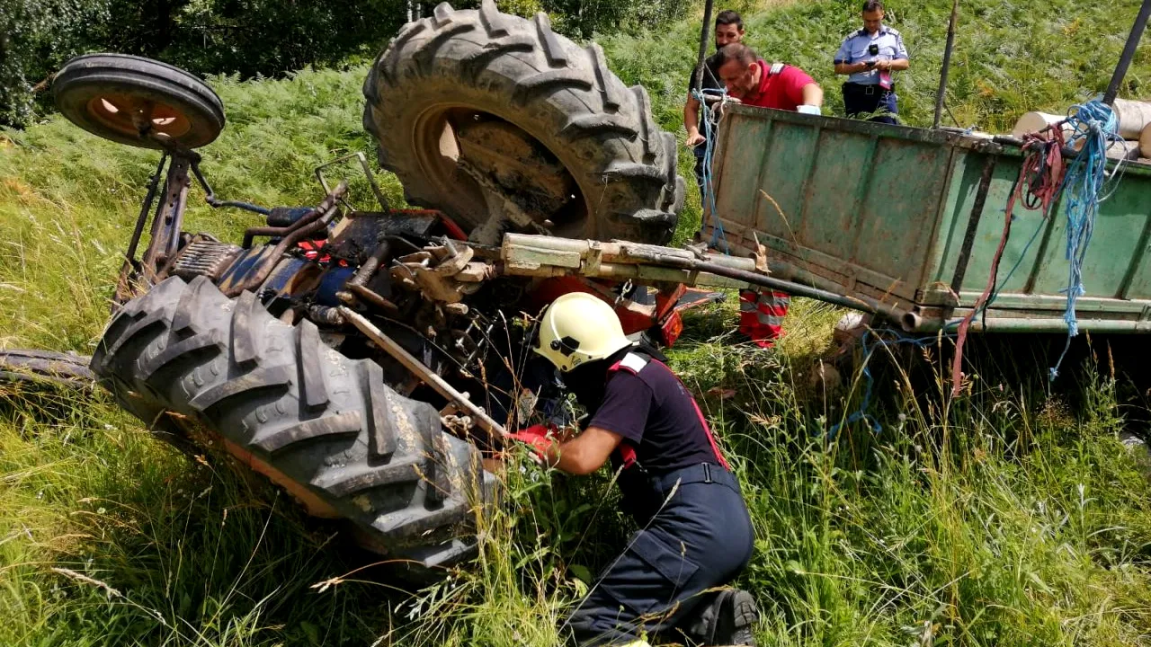 Incident teribil în Caraş-Severin. Un bărbat a murit după ce un tractor s-a răsturnat peste el