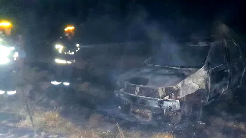 O mașină a ars complet pe un câmp din Giurgiu, după ce șoferul a turat motorul până a luat foc vegetația