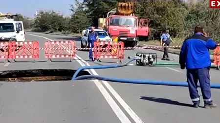 CRATER adânc pe drumul dintre Năvodari și Lumina, din cauza ploilor abundente. Pericol real pentru șoferi
