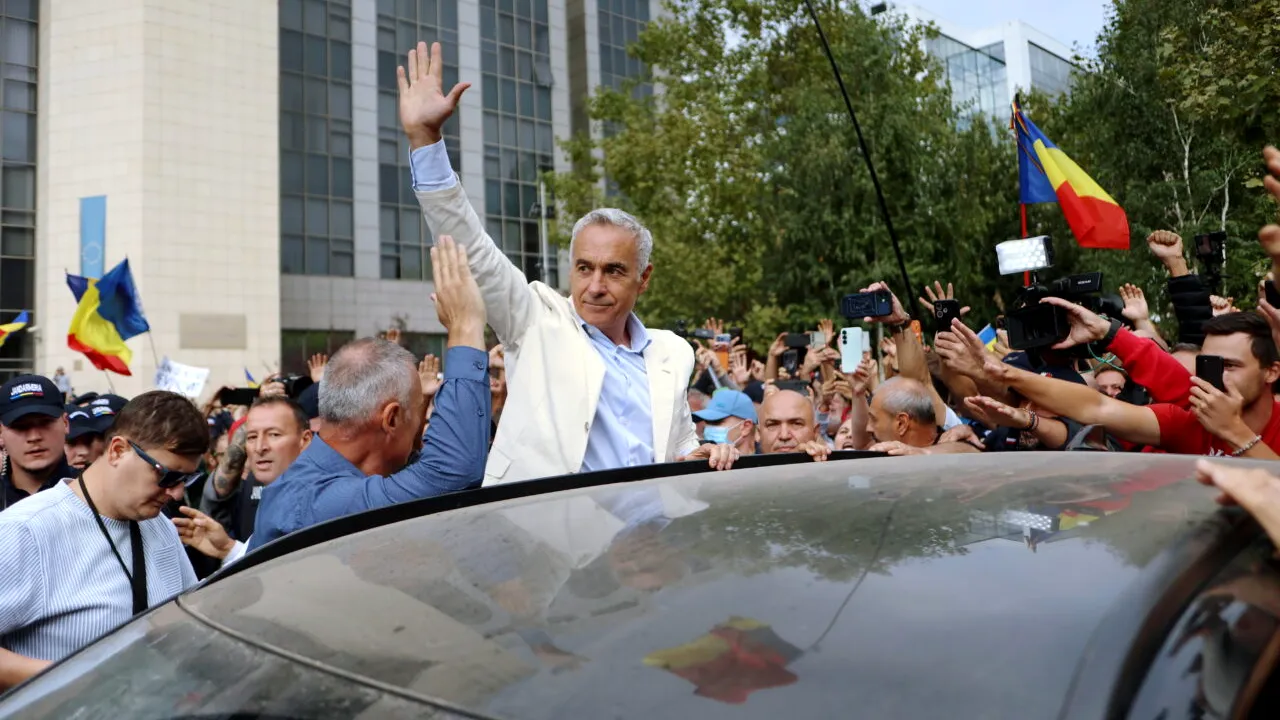 Călin Georgescu va fi scos din arest pentru a asista la percheziții. Ce vor să afle anchetatorii de la el. Sute de susținători încă își încurajează favoritul aflat în spatele gratiilor: „Ați arestat un om nevinovat!”
