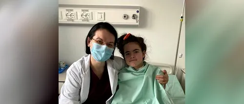 Larisa, fata călcată de tren în gara din Bacău, a plecat din spital, după ce medicii i-au salvat piciorul. „Nu există fericire mai mare decât să poți reda unui copil zâmbetul și speranța unei vieți normale”