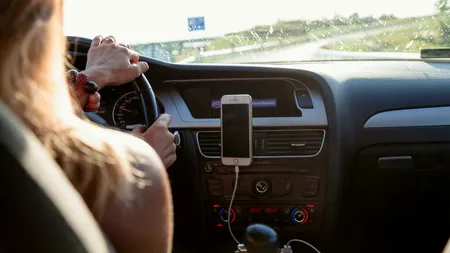 Un nou semn de circulație în România! Ce înseamnă indicatorul cu două săgeți albe și o mașină