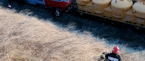 VIDEO | Locomotiva unui tren de marfă a luat foc, în județul Tulcea