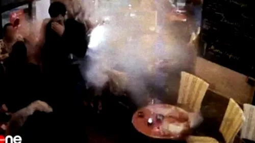 Momentul în care teroristul de la cafeneaua din Paris s-a detonat, surprins de camerele de supraveghere