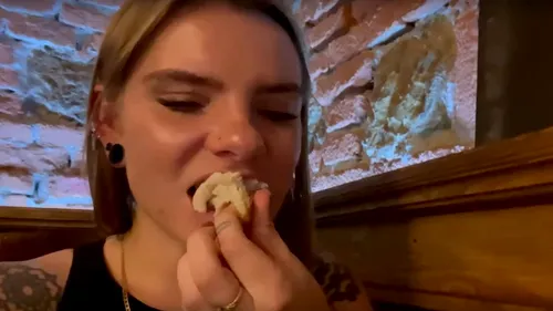 Rachelle, reacție fabuloasă după ce gustă papanași. Turista din Olanda a făcut turul culinar al României: „Sunt atât de plină”