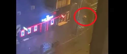 FOTO - VIDEO | Imagini șocante în timpul furtunii din Bacău. Un copil în cărucior este împins de vânt spre stradă, în timp ce mama intră la păcănele