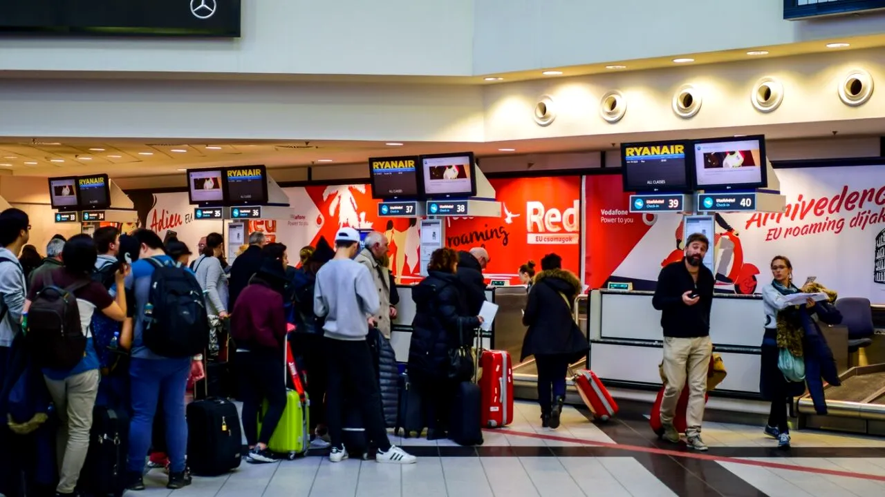 Dosare penale pentru CONTRABANDĂ la Aeroportul Iași. Ce au găsit vameșii la pasagerii pe cursa Istanbul pe culoarul 