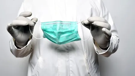 VEȘTI BUNE. O fabrică românească va produce integral măști chirurgicale și alte echipamente